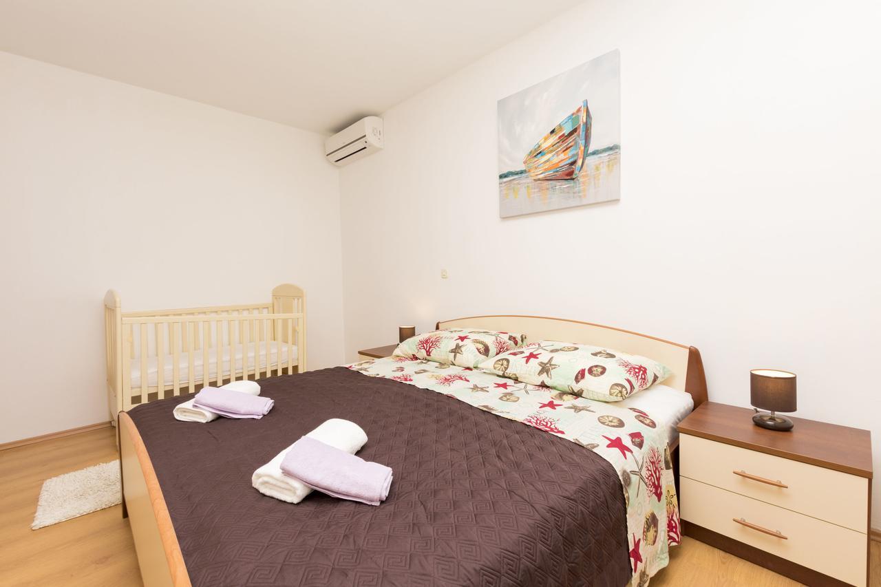 Apartment Petea Omiš Chambre photo